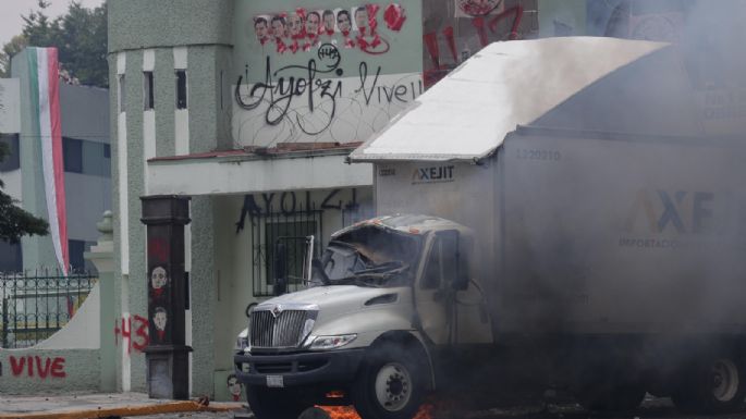 Ayotzinapa: Derriban puerta del Campo Militar 1 en CDMX e incendian camión (Video y fotogalería)