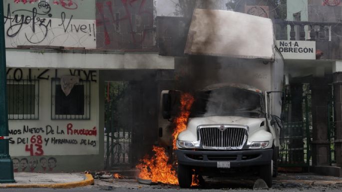 Ayotzinapa: Derriban puerta del Campo Militar 1 en CDMX e incendian camión (Video y fotogalería)
