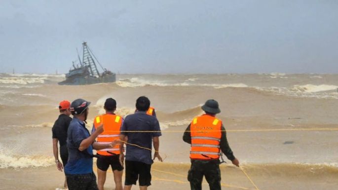 Vietnam evacúa a miles de personas y cierra aeropuertos tras el paso del tifón Bualoi