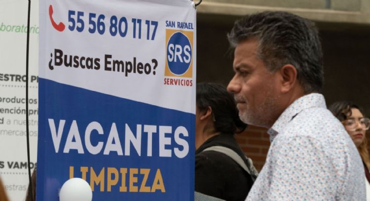 Peso gana ante incertidumbre y despidos masivos en Estados Unidos