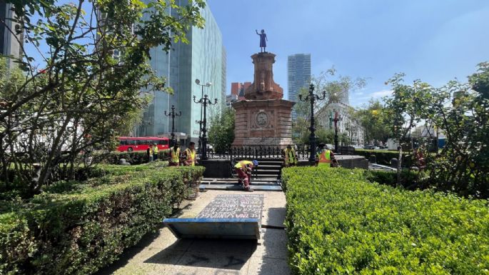 Trabajadores de la CDMX retiran tapiales de la Glorieta de las Mujeres que Luchan