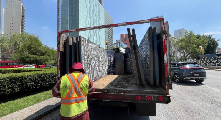 Trabajadores de la CDMX retiran tapiales de la Glorieta de las Mujeres que Luchan