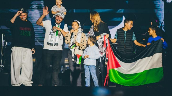 Gobiernos solo reaccionan bajo presión: Residente protesta por Palestina en concierto del Zócalo