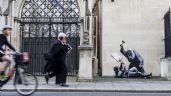 Foto ilustrativa de la nota titulada: Retirarán del juzgado de Londres mural de Banksy que muestra a un juez golpeando a un manifestante