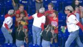 Foto ilustrativa de la nota titulada: Exhiben a mujer que arrebata pelota de beisbol a niño durante juego de los Phillies vs. Marlins