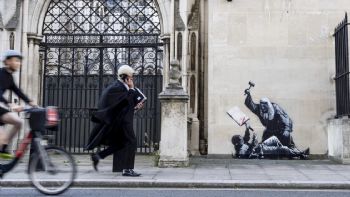 Retirarán del juzgado de Londres mural de Banksy que muestra a un juez golpeando a un manifestante