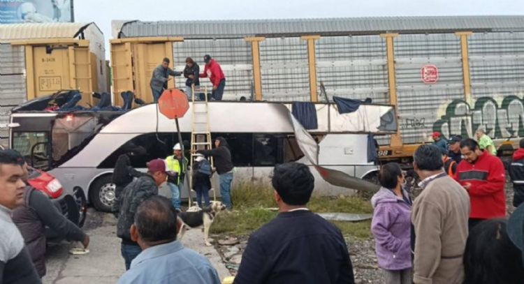 Tren embiste a autobús de pasajeros que intentó ganarle el paso en Atlacomulco; hay 10 muertos (Vide