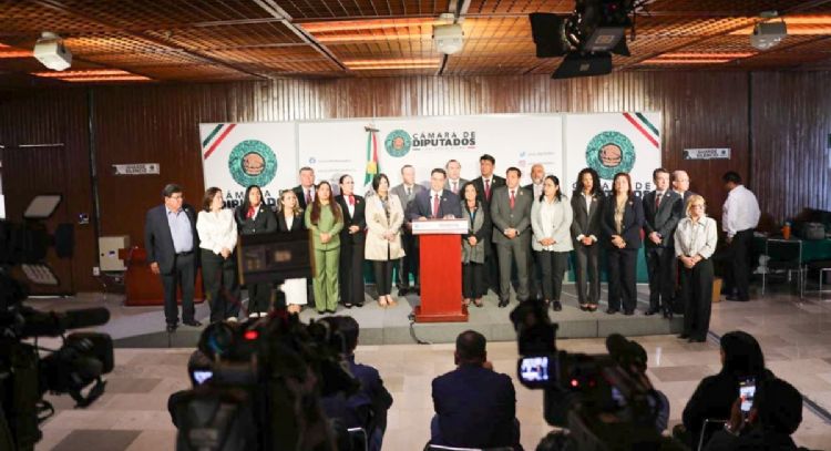 Diputados crean comisión para investigar presuntos desvíos de García Cabeza de Vaca