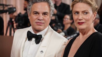 Celebridades lucen prendedores contra ICE en la alfombra roja de los Globos de Oro