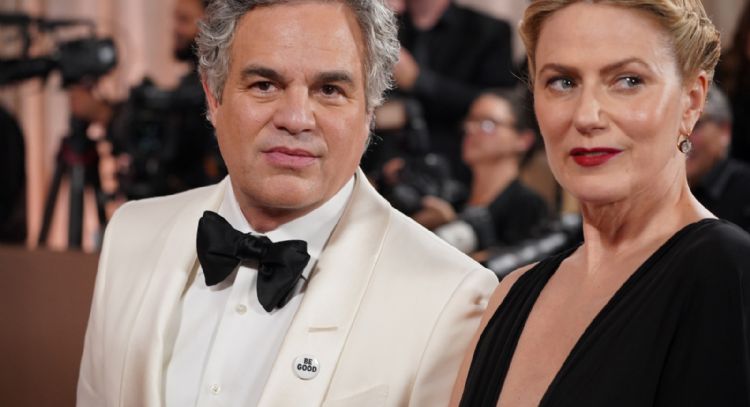 Celebridades lucen prendedores contra ICE en la alfombra roja de los Globos de Oro