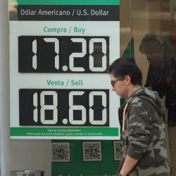 Peso pierde a pesar de la debilidad del dólar 