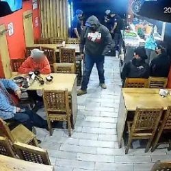 Asalto a taquería en Puebla deja un cliente muerto y otro herido (Video)