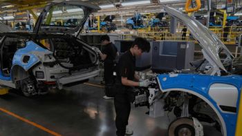 China y la UE acuerdan medidas para resolver su disputa sobre importación de vehículos eléctricos