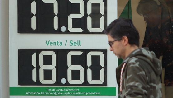 Peso pierde a pesar de la debilidad del dólar 