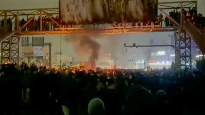 Trump dice que Irán quiere negociar mientras el número de muertos en las protestas aumenta a 599