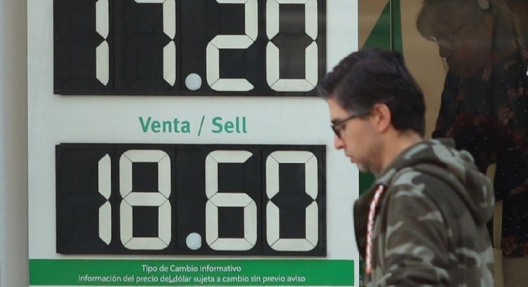 Peso abre la semana con ganancias ante amenazas de Trump a la Fed