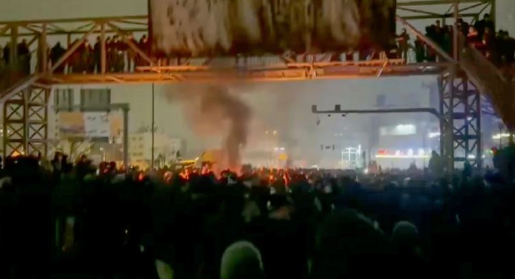 Trump dice que Irán quiere negociar mientras el número de muertos en las protestas aumenta a 599