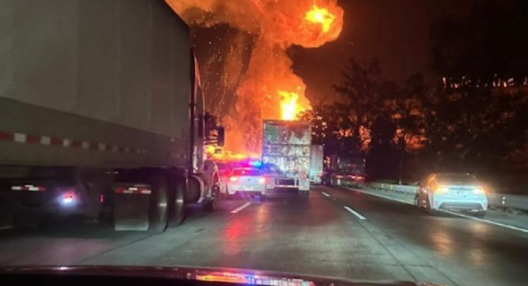 Explota y se incendia pipa de gas en la México-Querétaro; cierra la autopista en ambos sentidos