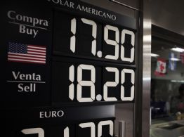 Peso gana tras débiles datos del PIB de Estados Unidos