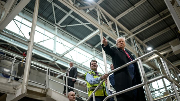 Trump hace gesto ofensivo a un trabajador de Ford que lo tildó de “protector de pedófilos” (Video)