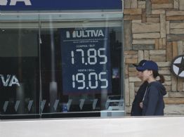 Inversores buscan refugio en el dólar y peso pierde terreno