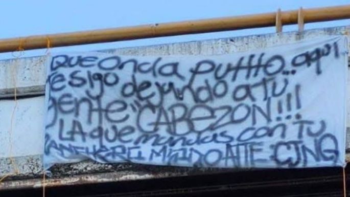 Cuelgan cuerpo y “narcomanta” en puente de Tijuana; hallan cadáver desmembrado a pocos metros