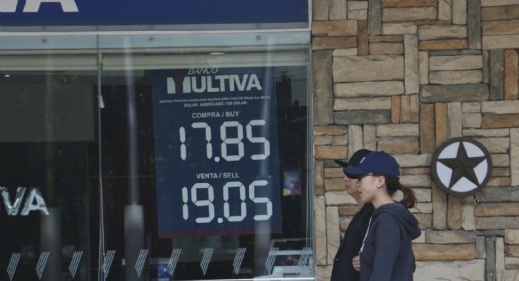 Se rompe racha de ganancias para el peso por fortalecimiento del dólar