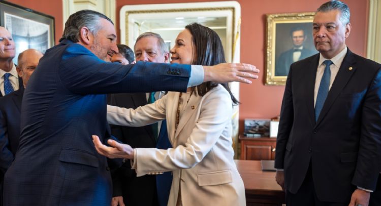 María Corina Machado le da su medalla del Premio Nobel de la Paz a Trump