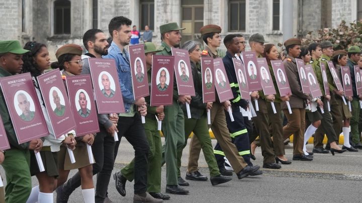 Cubanos marchan ante embajada de Estados Unidos en La Habana por muerte de 32 militares
