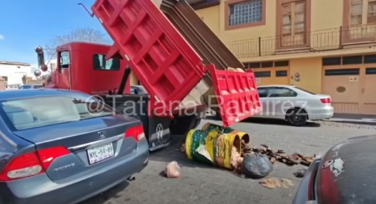 Arrojan vísceras al Ayuntamiento de El Oro en protesta por falta de servicios públicos (Video)
