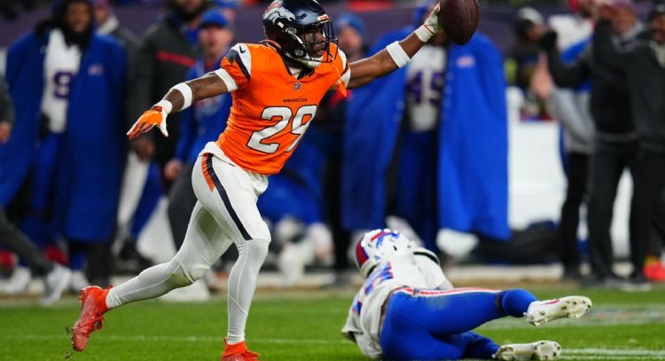 Los Broncos vencien 33-30 a los Bills y avanzan al juego por el título de la AFC