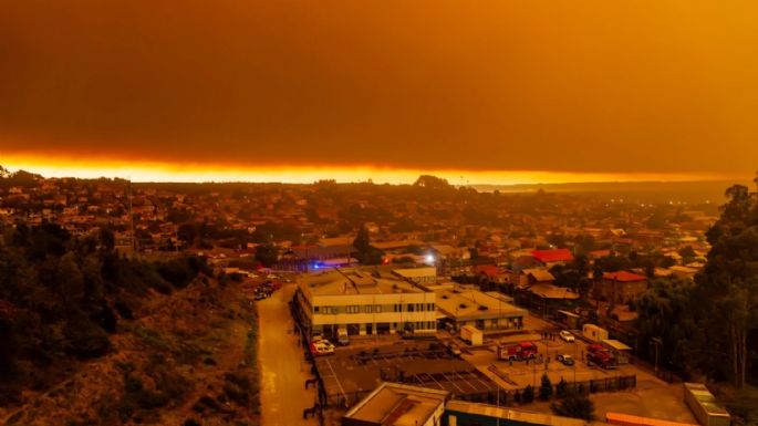 Incendios forestales arrasan Chile; dejan 15 muertos y obligan a 50 mil personas a huir