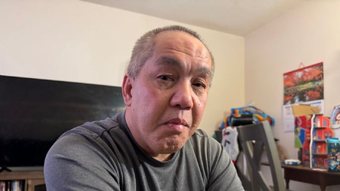 Un ciudadano dice que ICE lo sacó de su casa en ropa interior tras irrumpir sin orden (Video)