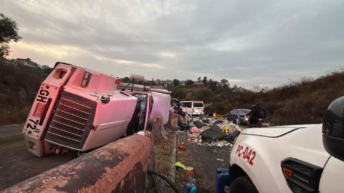 Volcadura de tráiler con toneladas de basura en Nicolás Romero, Edomex, genera caos vial