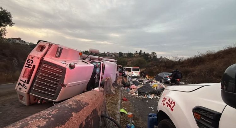 Volcadura de tráiler con toneladas de basura en Nicolás Romero, Edomex, genera caos vial