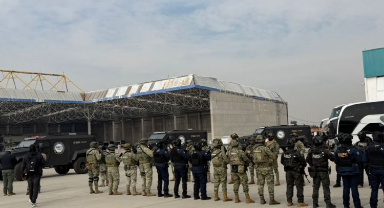 México traslada a 37 líderes criminales a EU por representar "una amenaza real para la seguridad"