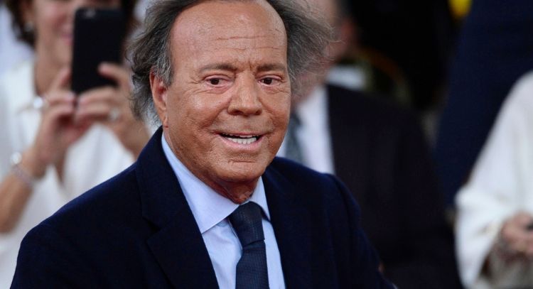 Julio Iglesias pide a la Fiscalía la denuncia de extrabajadoras que lo acusaron de agresión sexual