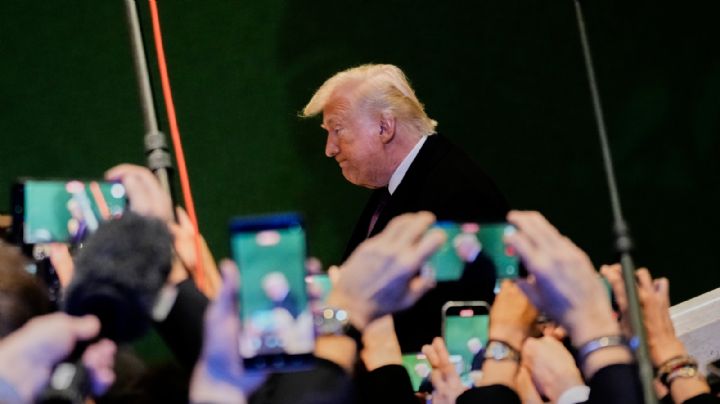 Trump asegura que una "flota enorme" se dirige hacia Irán