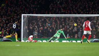 Manchester United derrota 3-2 al Arsenal y abre la carrera por el título de la Premier League