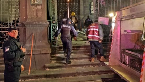 Incendian de manera intencional la puerta de la Catedral de Puebla