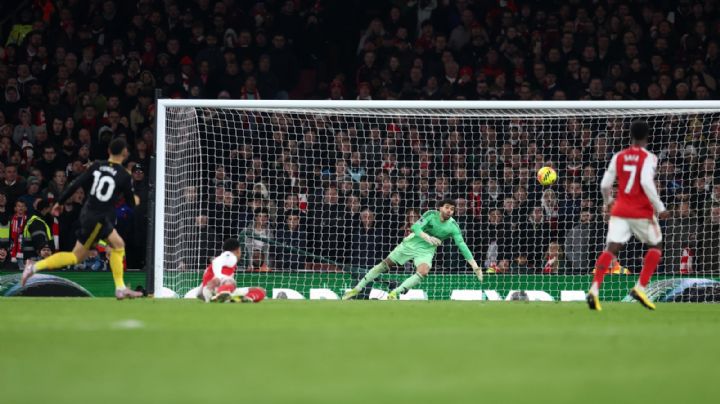 Manchester United derrota 3-2 al Arsenal y abre la carrera por el título de la Premier League (Video)