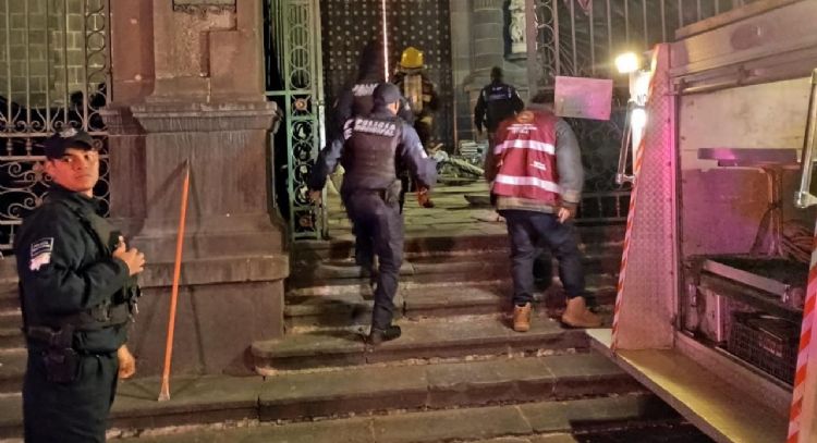 Incendian de manera intencional la puerta de la Catedral de Puebla