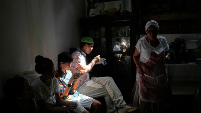 Cuba enfrentaría más apagones sin la ayuda de Pemex; la petrolera cancela envíos de enero