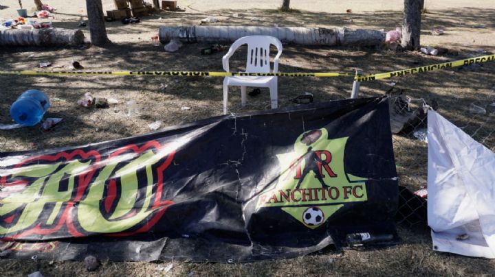 Caen al menos tres personas por masacre en campo de futbol en Salamanca