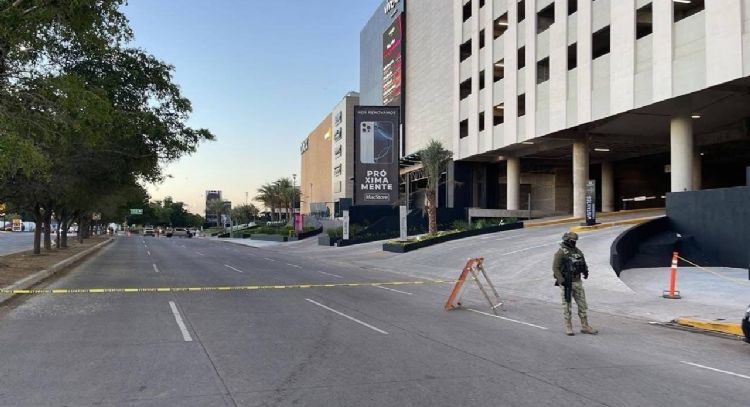 Abandonan cuerpo desollado en plaza comercial cercana a la Fiscalía en Culiacán