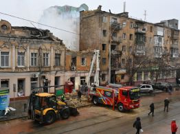 Drones rusos matan a 2 personas en Ucrania; Zelenskyy pide una diplomacia más rápida