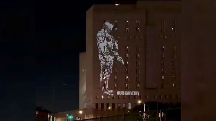 Proyectan mensaje de protesta contra ICE en un centro de detención de Los Ángeles