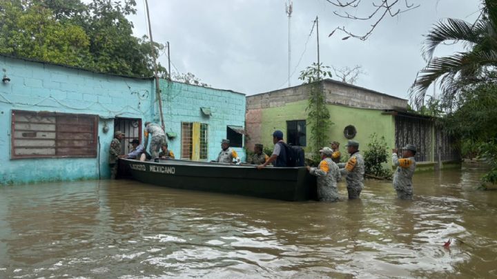 Lluvias del frente frío 30 desbordan ríos y activan Plan DN-III-E en Teapa, Tabasco
