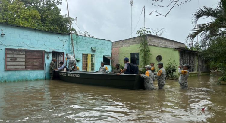 Lluvias del frente frío 30 desbordan ríos y activan Plan DN-III-E en Teapa, Tabasco