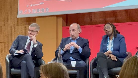 Gritan “¡asesino!” y “¡lárgate!” a Felipe Calderón durante un foro en París (Video)